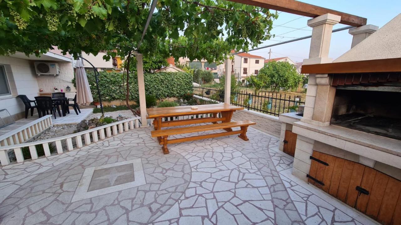 Apartments Pavlinovic Kastela Exterior photo